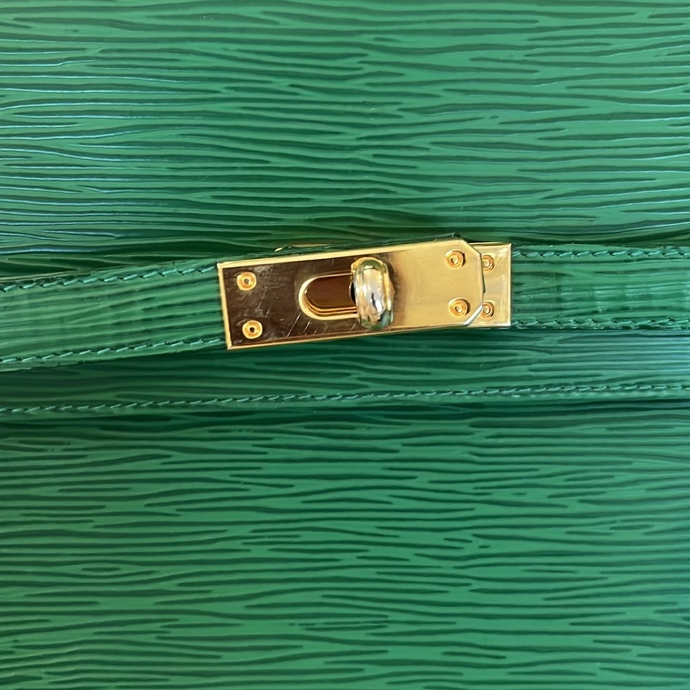 In French style this lovely bag  is in excellent condition with minor wear. - Picture 7 of 16